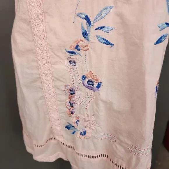 A dip of Darling Women's Dress Floral Embroidered Pink Medium Delicate Feminine - Picture 4 of 13